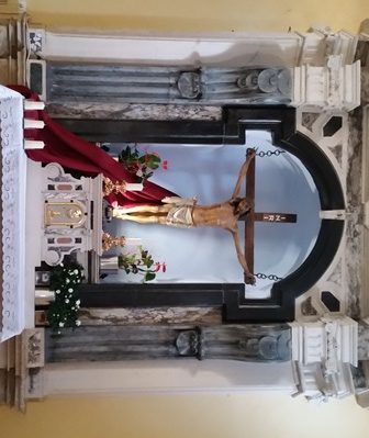 Oltar sv. Križa u katedrali prigodno ukrašen za "24 sata za Gospodina"